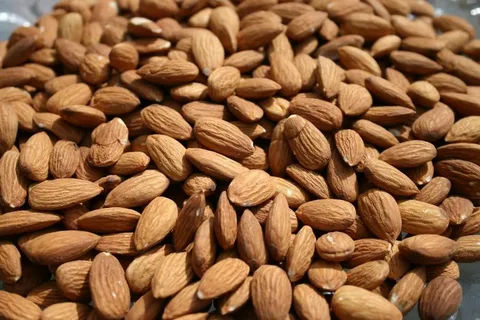 تصویر 1 از مغز بادام مامایی ممتاز مناسب آجیل و صنایع غذایی